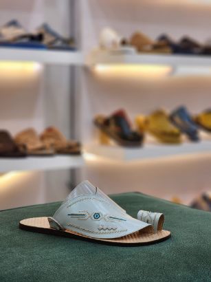 صورة زبيريزبيري وطني مطرز  ارضيه جلد مديل م 17